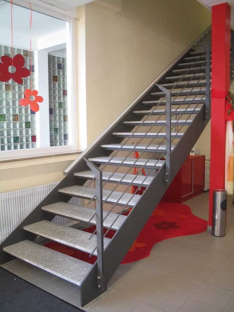 metallbauNürnberg-Treppe-innen-mit-marmorstufen-Edelstahlhandlauf