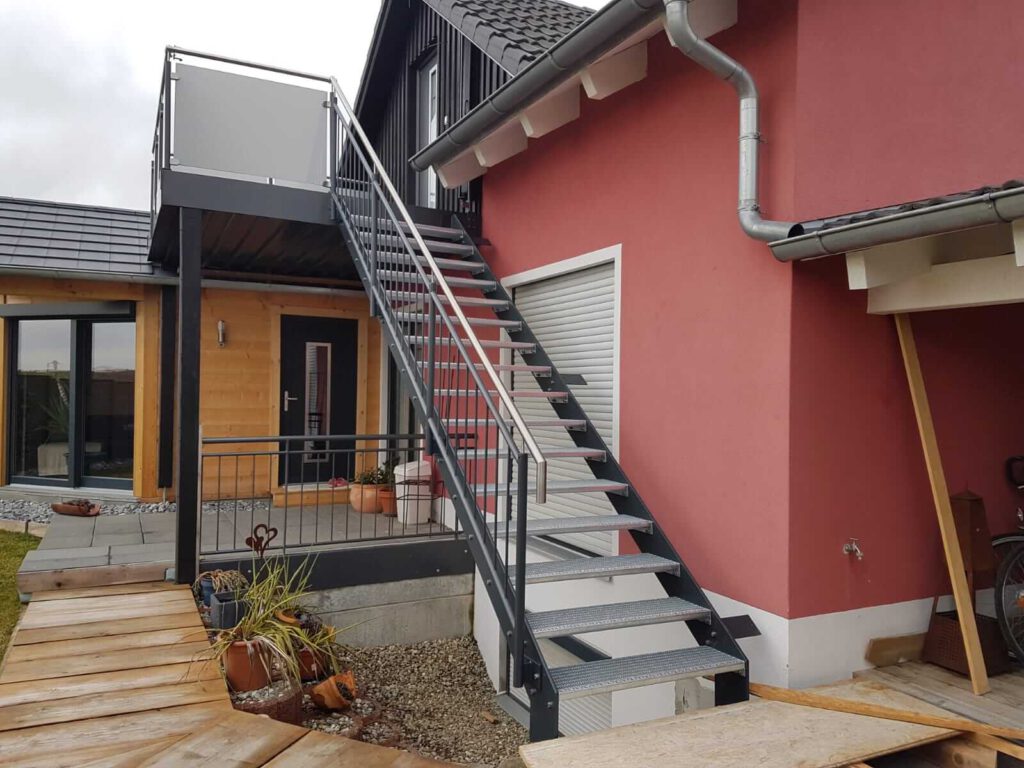 Stahltreppe-Wangentreppe-Gitterroststufen-lackiert-lp-metallbau-Nürnberg-und-Umgebung